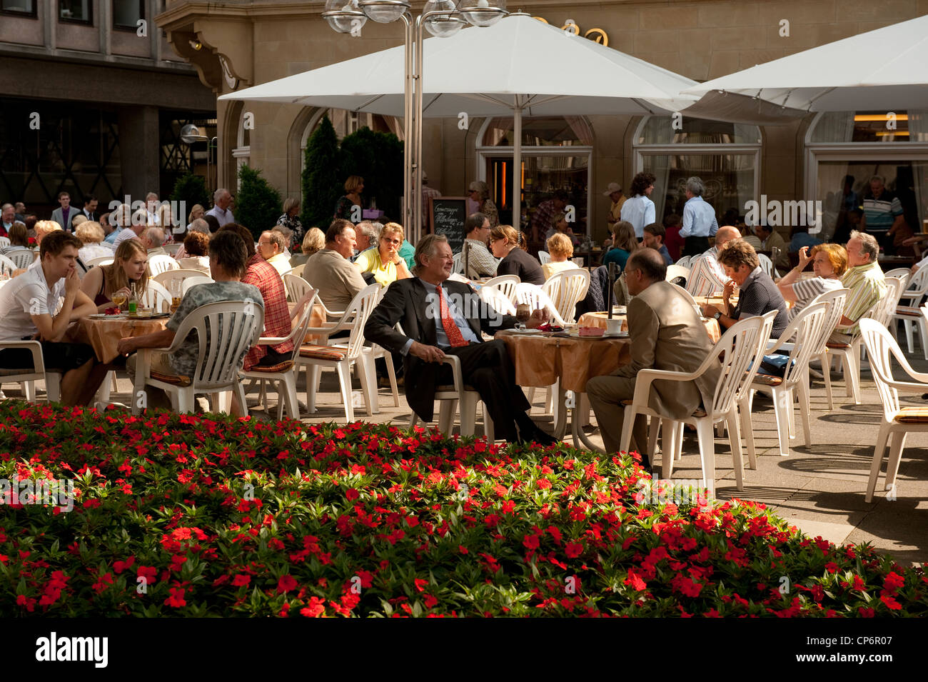 Estate Cafe cultura di strada Colonia Germania Europa UE Foto Stock