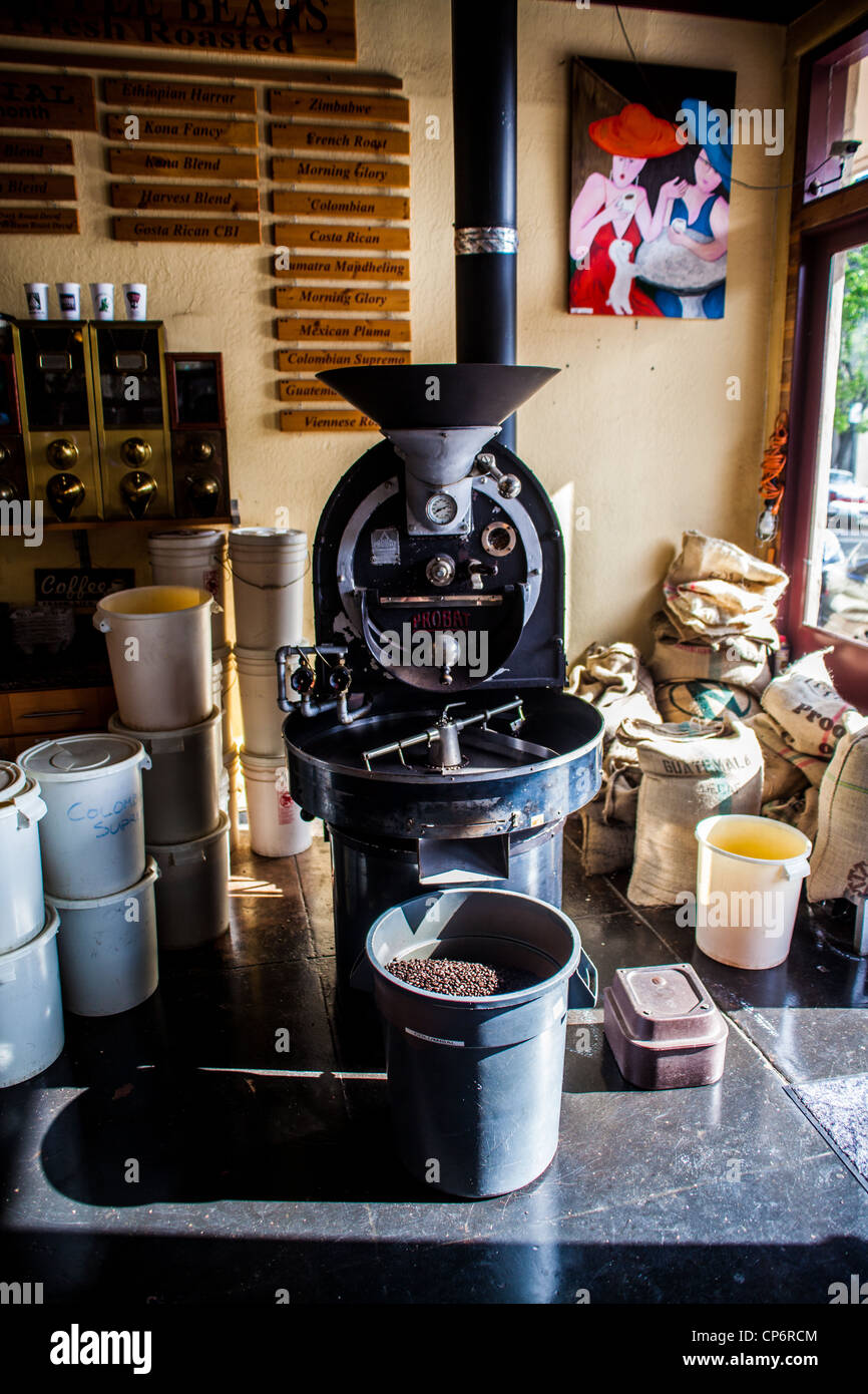Un antico la tostatura del caffè la macchina a valle Orchard coffee shop in Campbell California Foto Stock