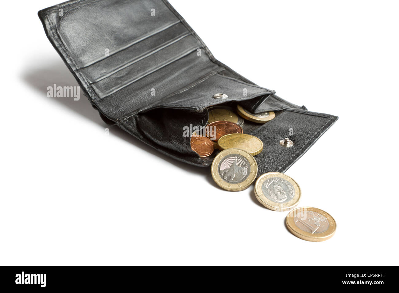 Allentate la caduta in contanti al di fuori del portafoglio nero in sfondo bianco Foto Stock