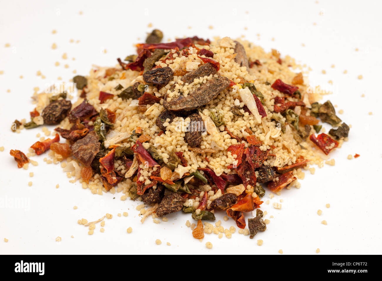 Pila di cuscus stile marocchino con frutta secca e spezie Foto Stock