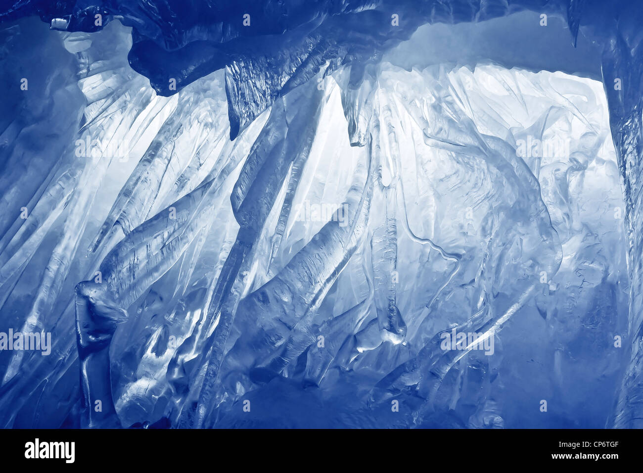 Blu grotta del ghiaccio coperto di neve e inondato di luce Foto Stock