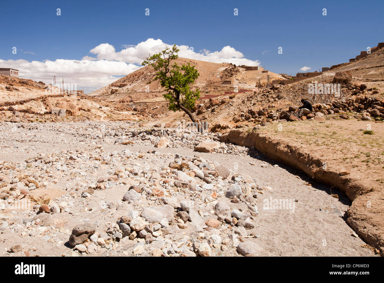 Un asciugò il letto del fiume in Anti atlante del Marocco, Africa del Nord. Foto Stock