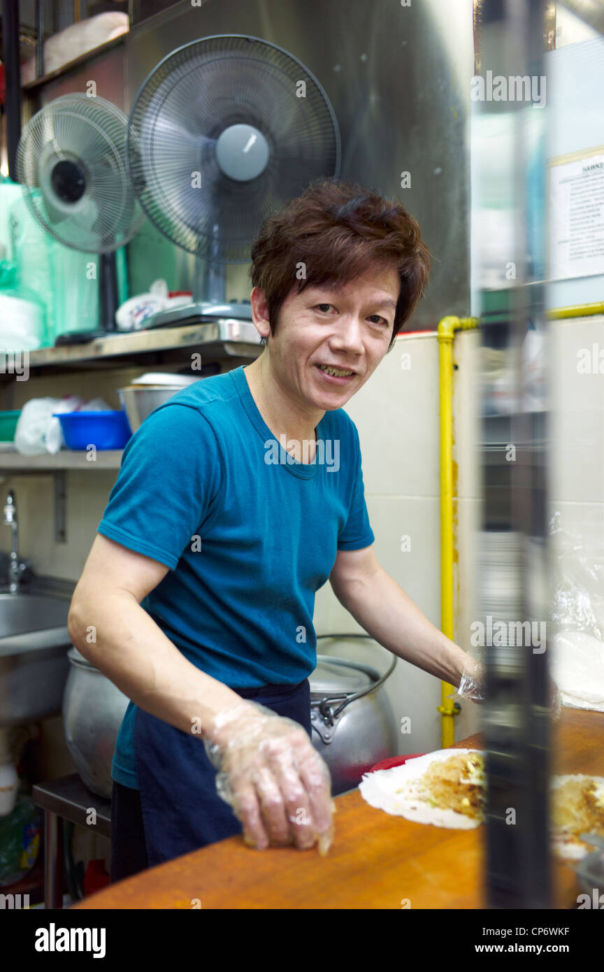 Un ritratto di un venditore ambulante di Singapore Foto Stock