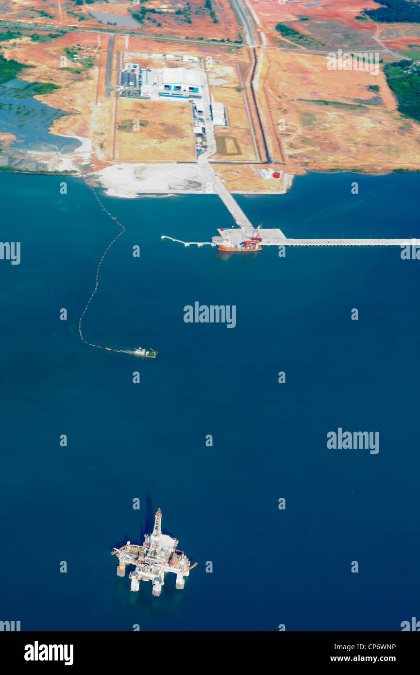 Una foto aerea di un off shore raffineria di petrolio Foto Stock