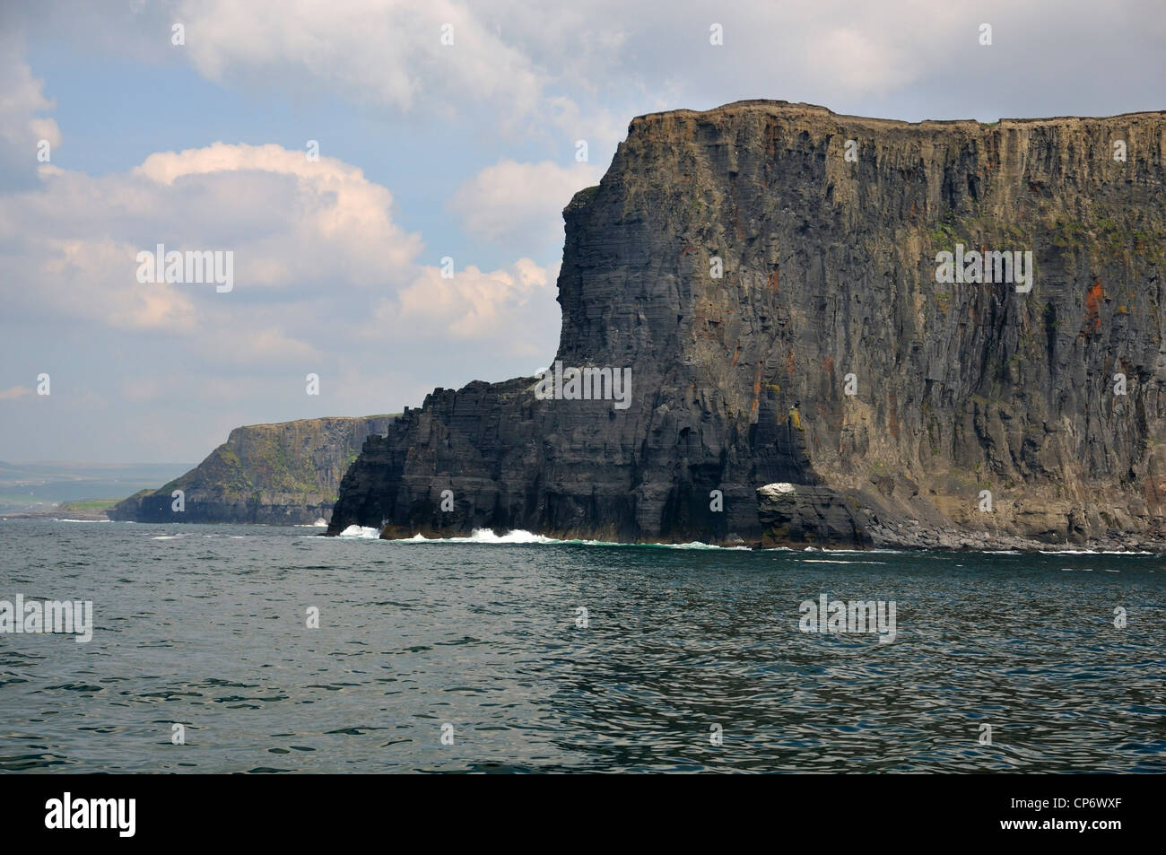Le Scogliere di Moher, Co. Clare, Irlanda visto dal mare Foto Stock