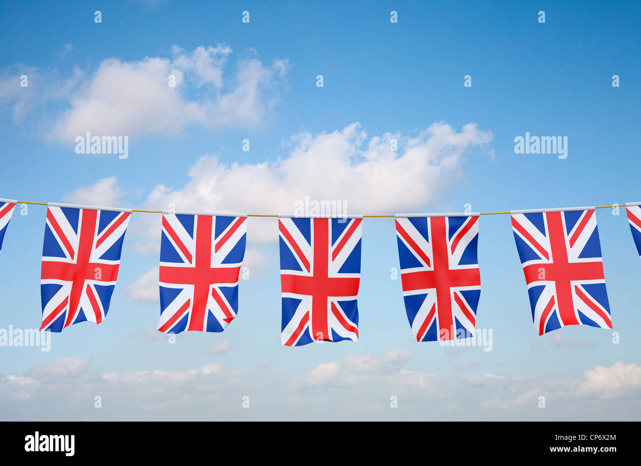 Bunting con Union Jack bandiera del Regno Unito contro il cielo blu Foto Stock