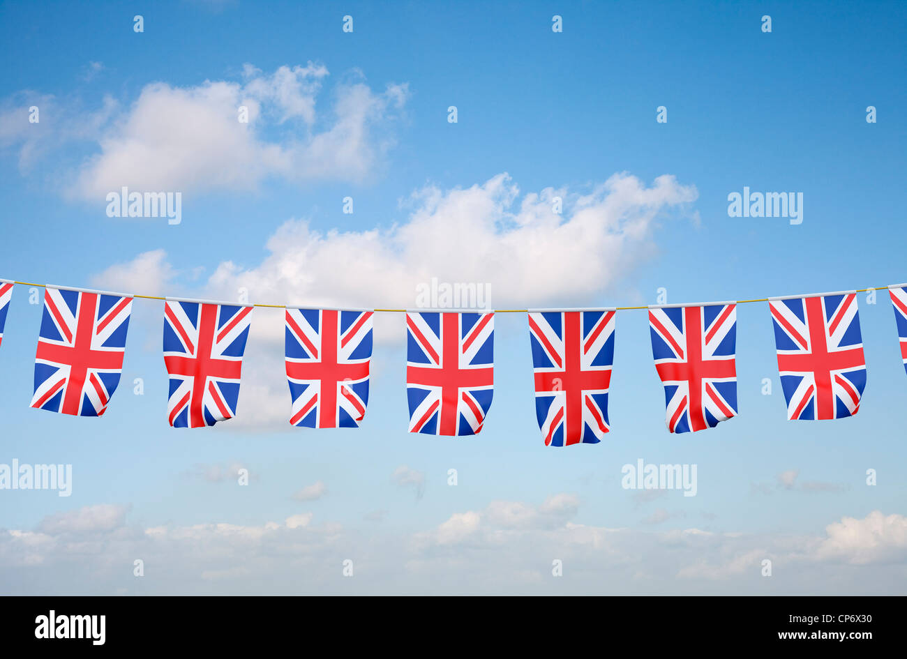 Unione Jack bunting contro il cielo blu Foto Stock