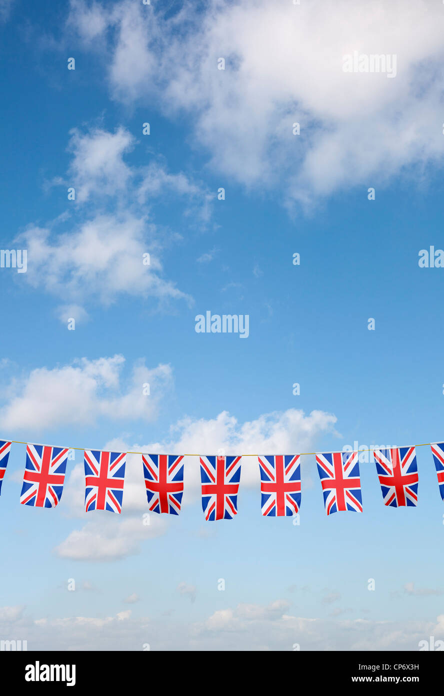 Bunting con Union Jack bandiera del Regno Unito contro il cielo blu Foto Stock