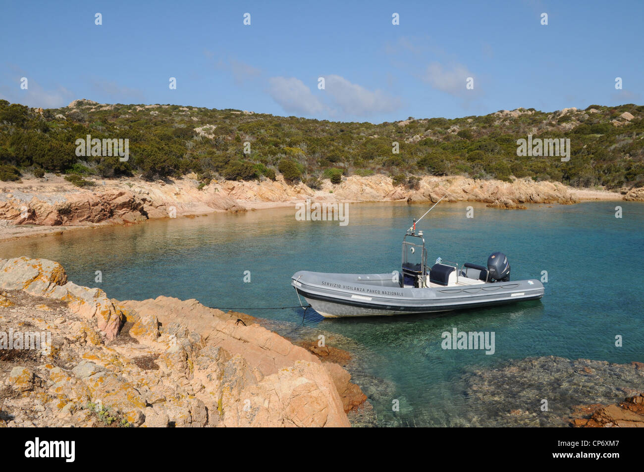 Piccola barca sull'isola di Budelli, Sardegna, Italia Foto Stock