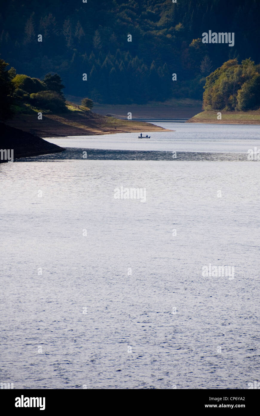 Piccola barca da pesca sul serbatoio Ladybower, Derbyshire, scuro, di picco Peak District, REGNO UNITO Foto Stock