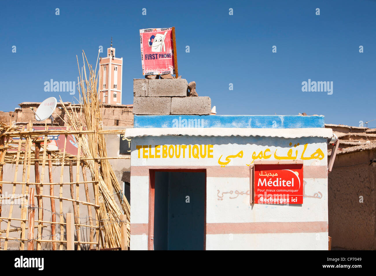 Una cabina telefonica in Tamazight villaggio nei pressi di Jebel Sirwa in Anti atlante del Marocco, Africa del Nord. Foto Stock