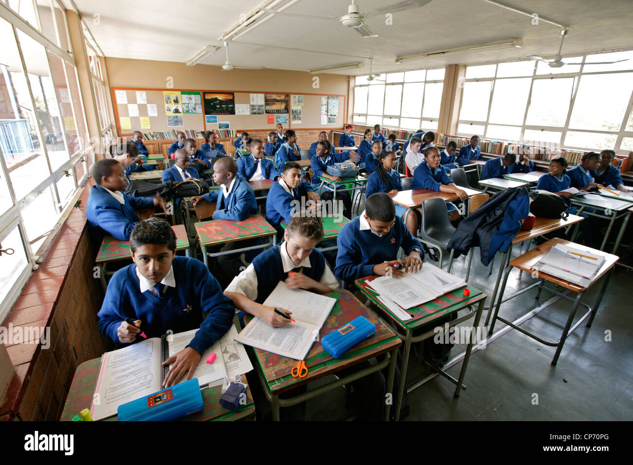 Alta scuola gli studenti seduti ai loro posti in classe a Lowveld alta Foto Stock