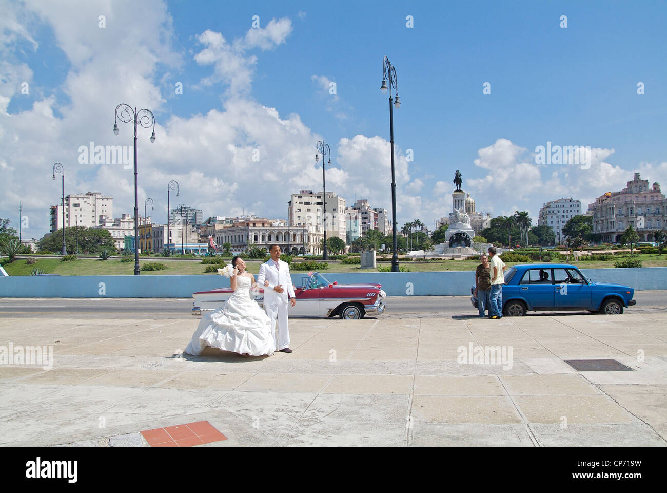 Una coppia di sposi avente una sessione fotografica presso il Malecon, Havana, Cuba Foto Stock