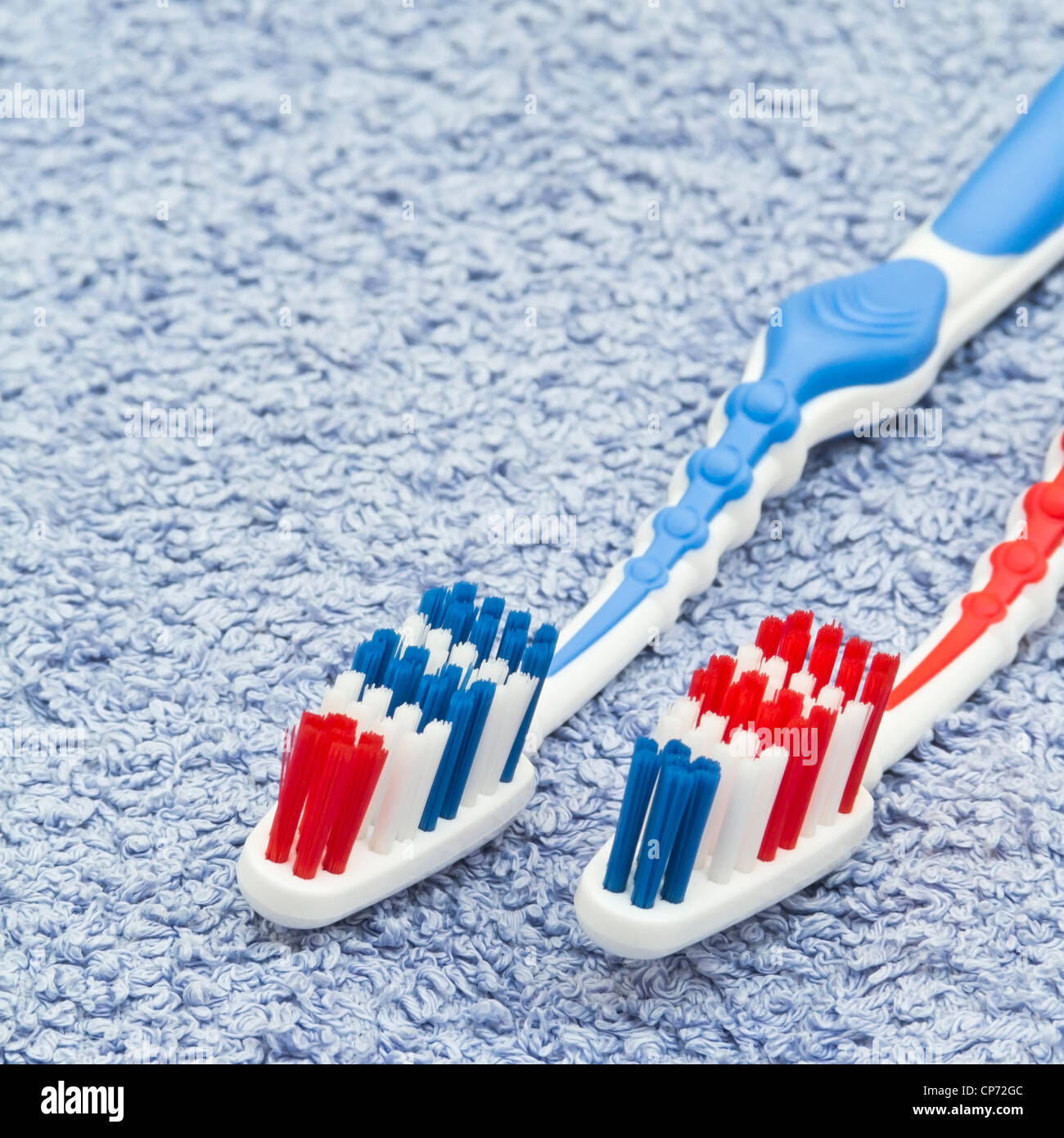 Coppia di spazzolini da denti su asciugamano Foto Stock