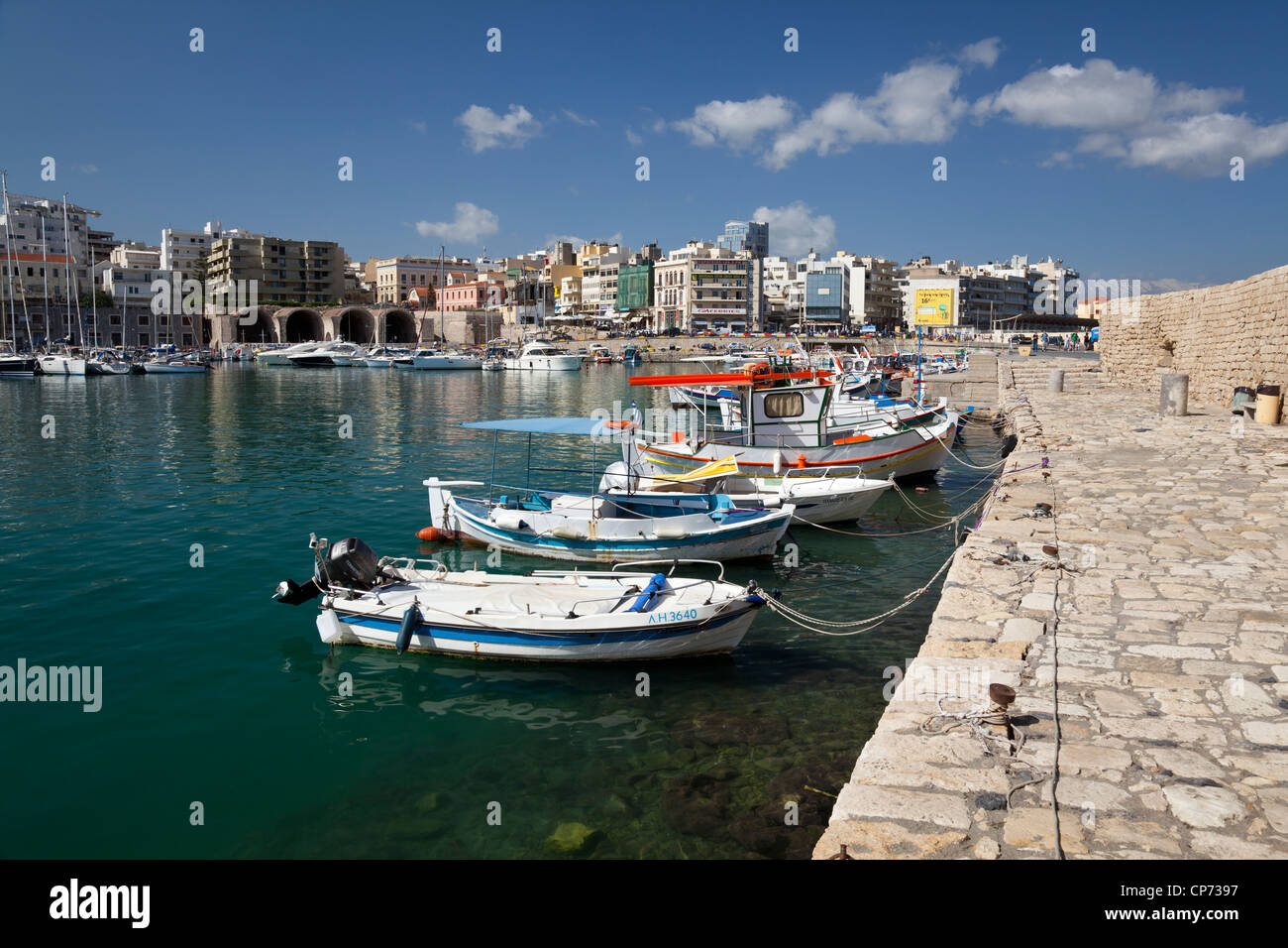 Ormeggiate barche da pesca al Porto di Heraklion, Creta, Grecia Foto Stock