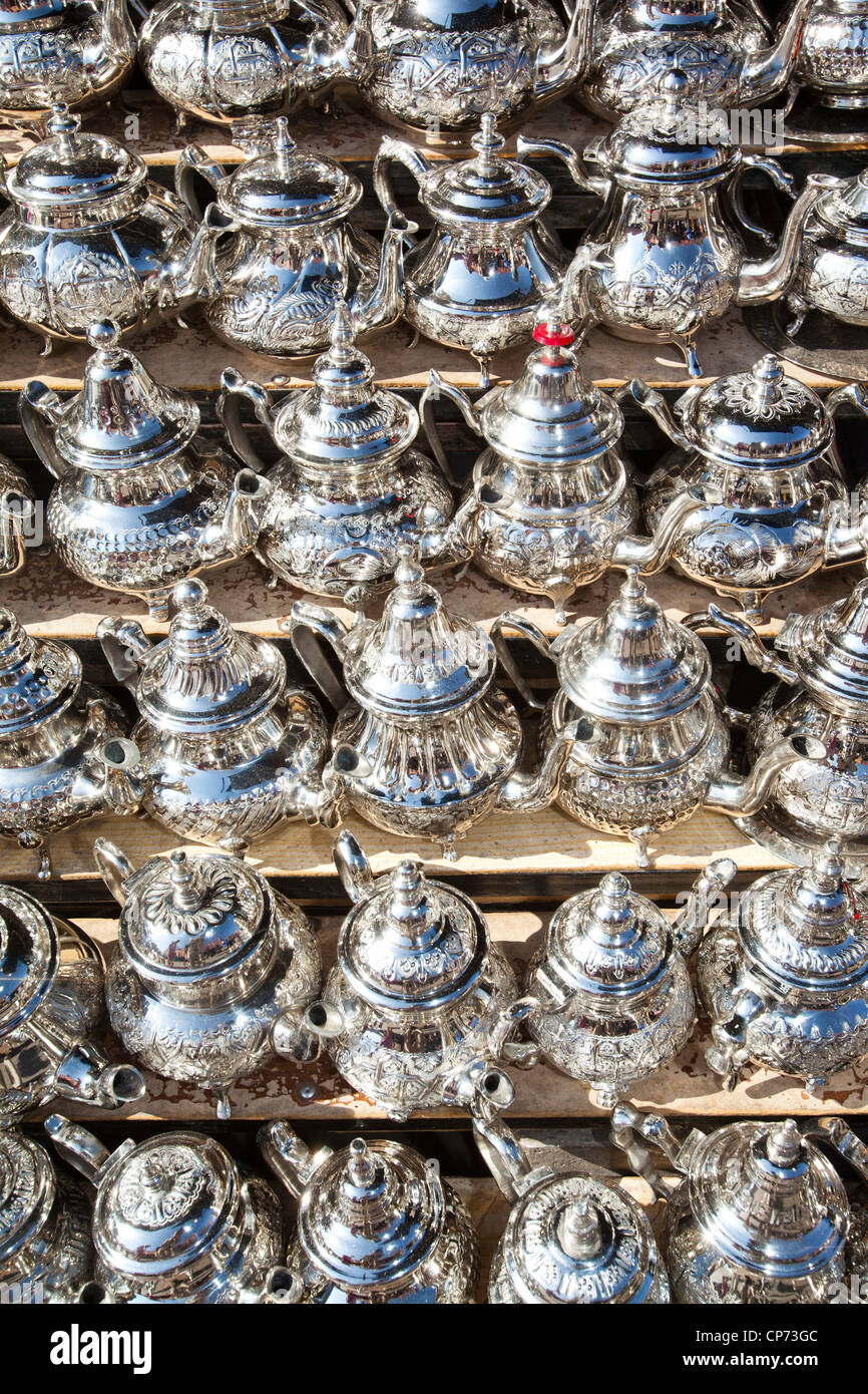 Tradizionale tè marocchino pentole in un souk di Marrakech Foto Stock