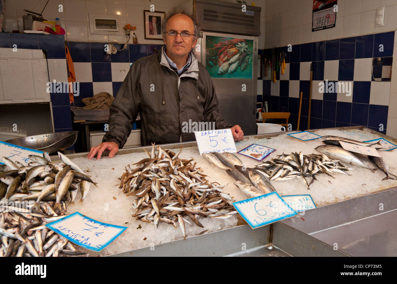 Pescivendolo al mercato di Heraklion, Creta, Grecia Foto Stock