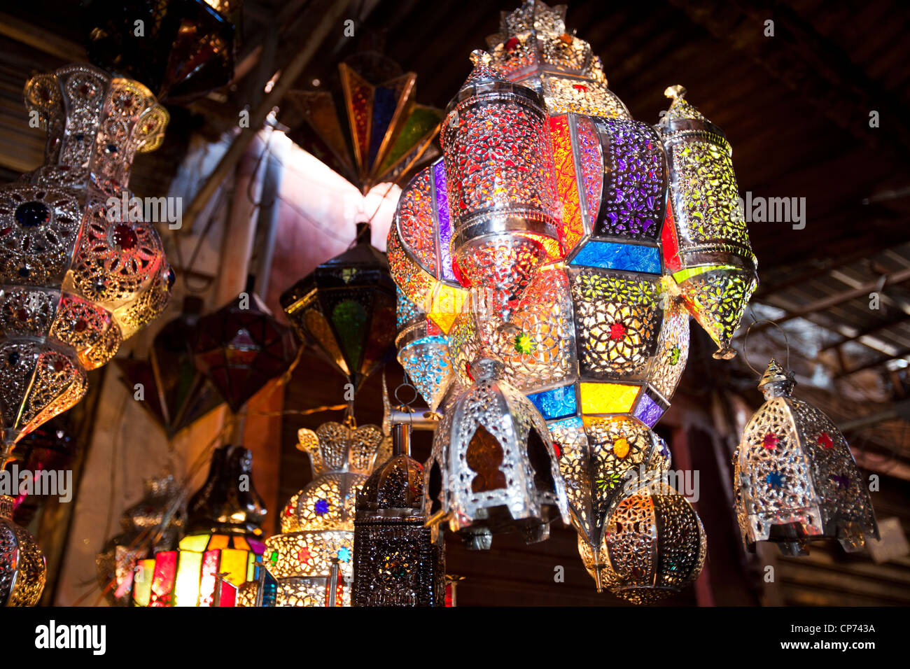 Lampada Marocchina Nel Negozio Locale Di Marrakech Maroko - Fotografie  stock e altre immagini di Arabesco - Stili - iStock