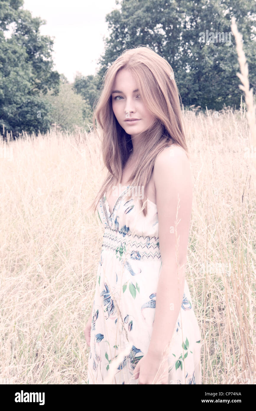 Una bella rossa in un ambiente naturale Foto Stock