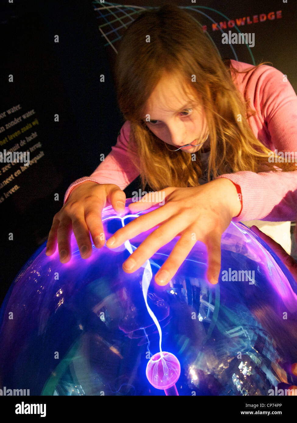 Ragazza 11 anni affascinato dalla tesla palla al plasma, Tegelen, Paesi Bassi Foto Stock