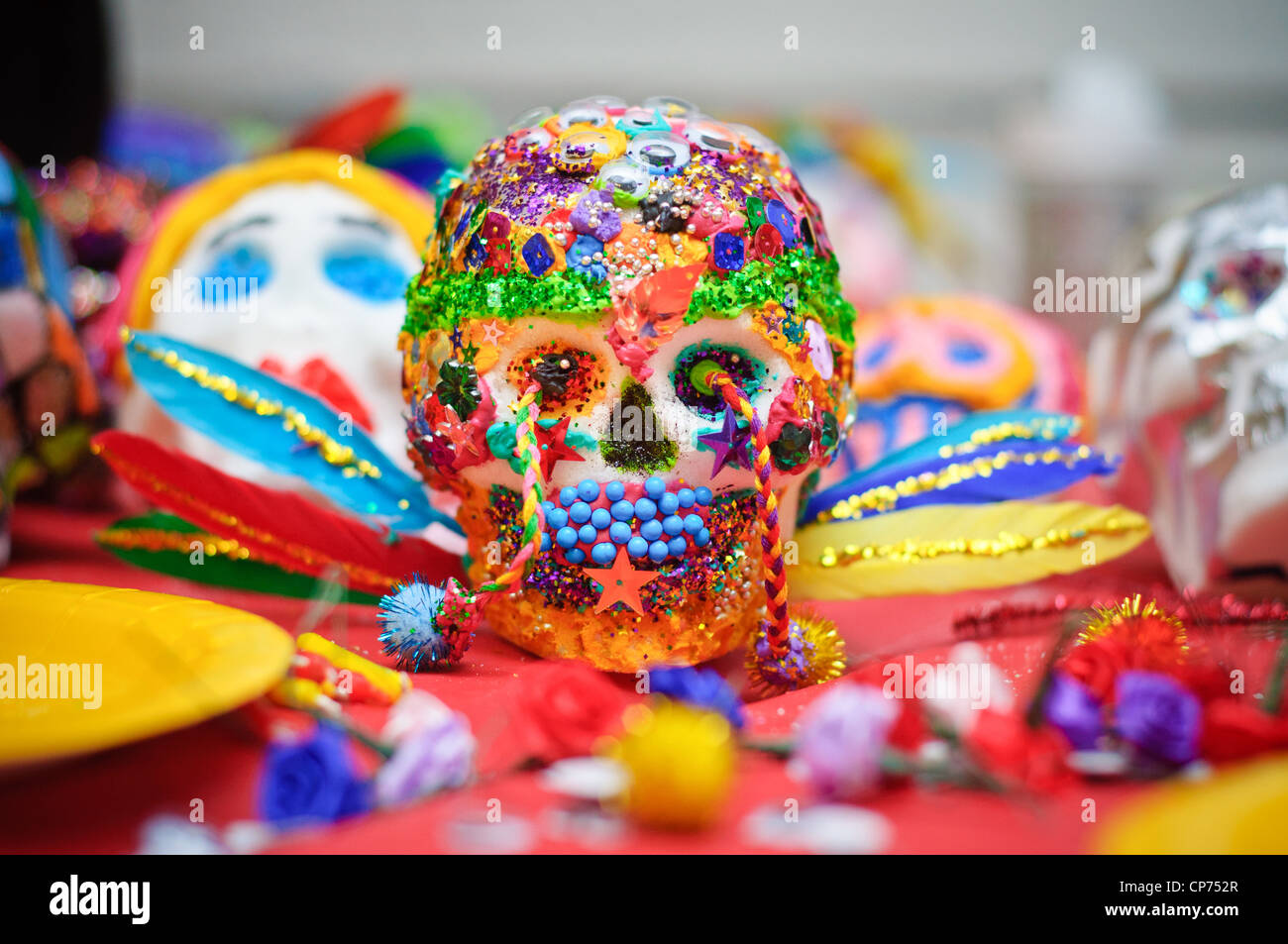 Teschi di zucchero sono una tradizione in Messico e ha reso il giorno dei morti, che è il giorno dopo Halloween. Foto Stock