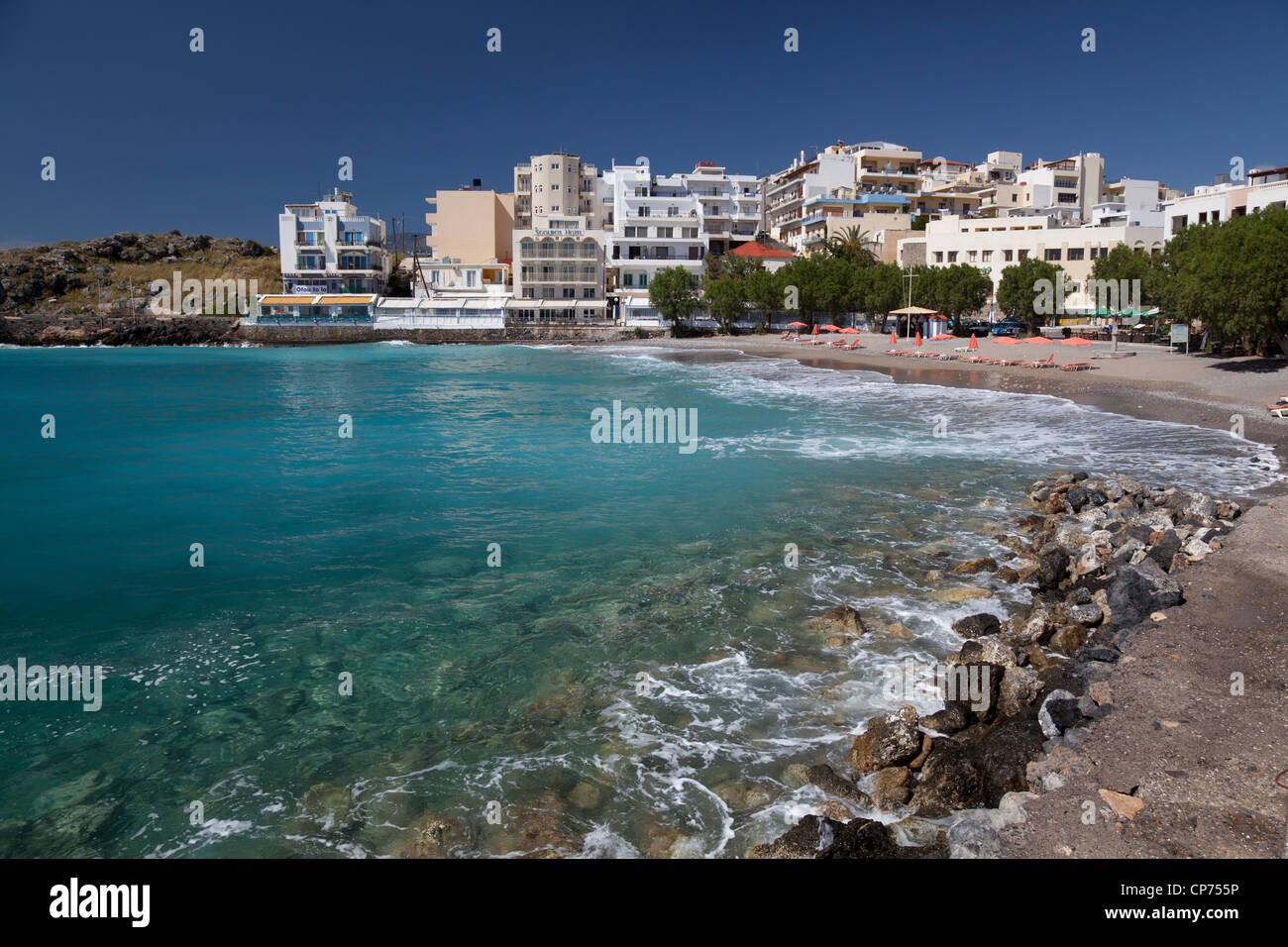 Spiaggia tranquilla in maggio a Agios Nikolaos, Creta Foto Stock
