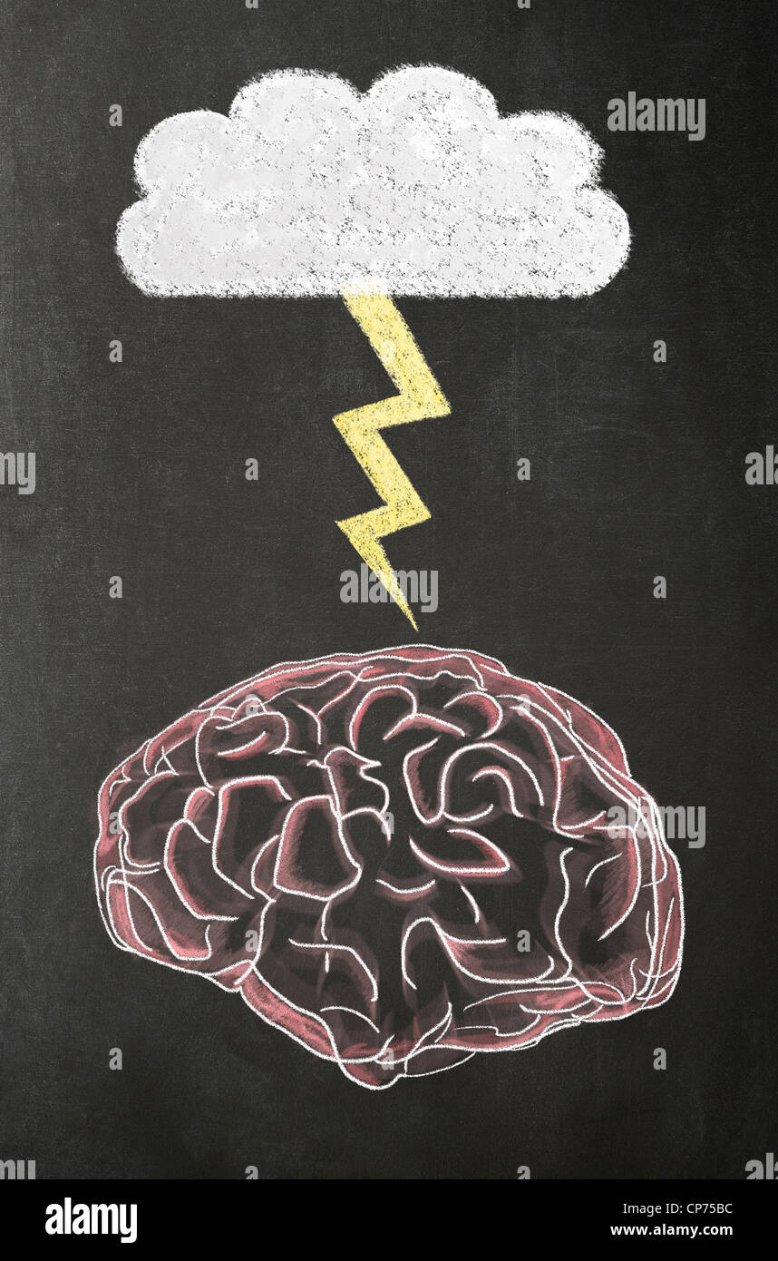 Illustrazione di un cervello umano, una nuvola e di un fulmine in gesso su una lavagna. Concetto di immagine Foto Stock