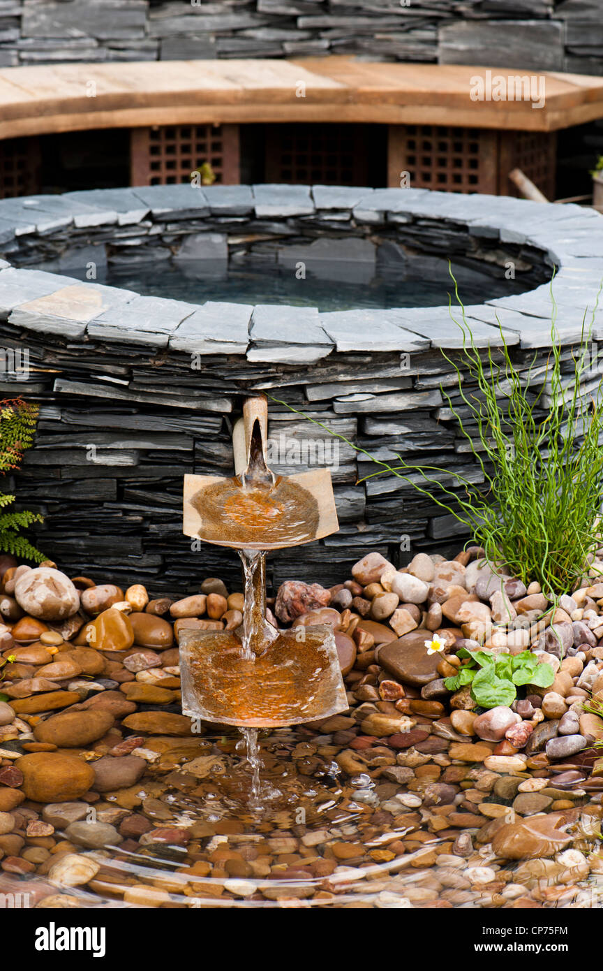 Caratteristica dell'acqua nel "rigenerazione" mostra giardino alla 2012 RHS mostrano Cardiff Foto Stock