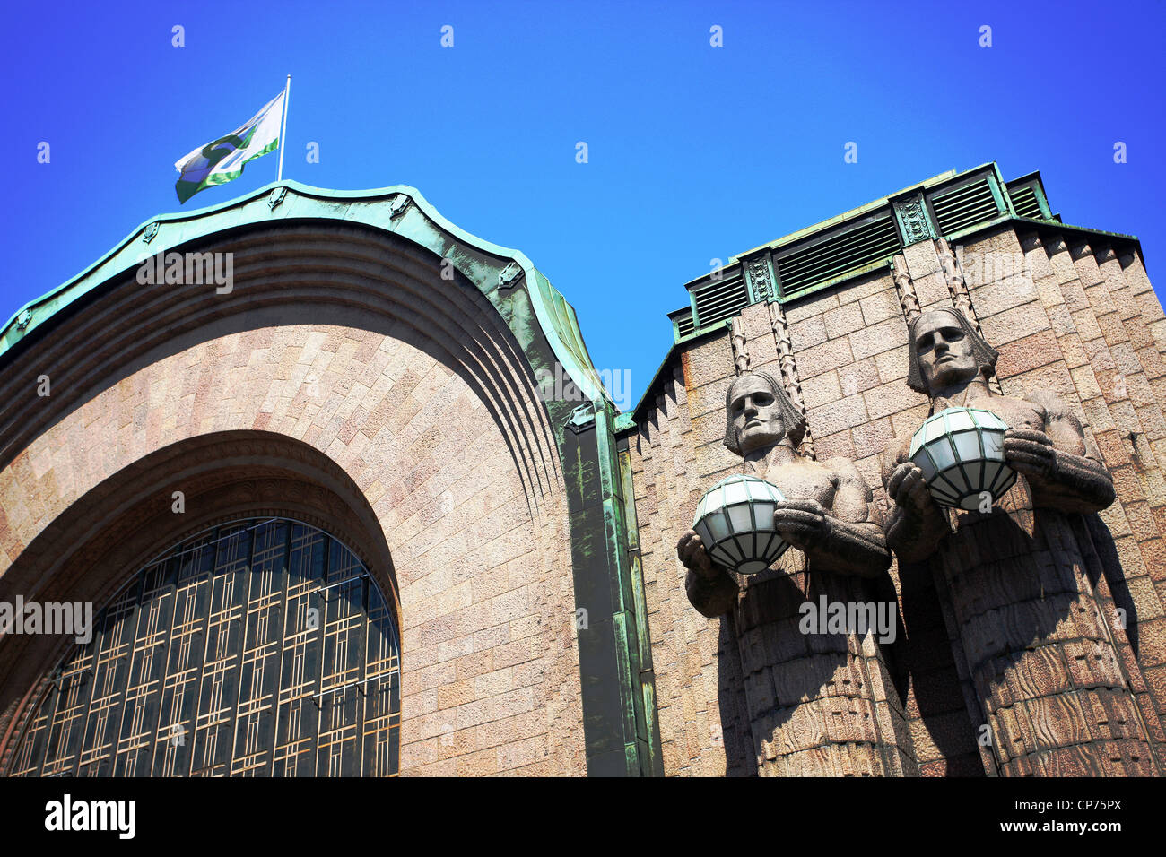 Imponenti statue azienda lampade sferiche all'entrata di Helsinki la stazione ferroviaria della Finlandia Foto Stock
