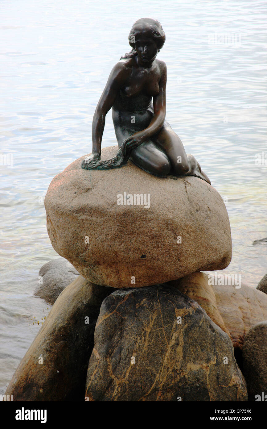 Una delle principali attrazioni turistiche di Copenhagen in Danimarca è la scultura in bronzo della Sirenetta Foto Stock
