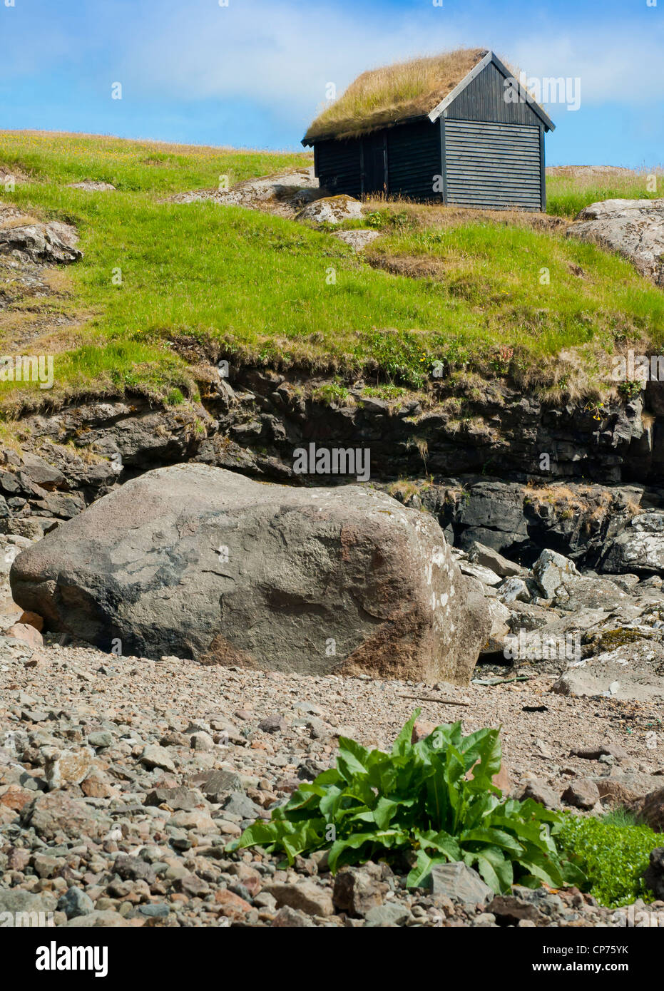 Questo magazzino con tetto di erba è usato per asciugare vento di pesce e carne Foto Stock