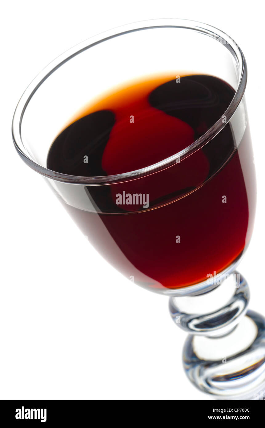 Sherry, porto o di whiskey in un elegante vetro e isolata contro bianco Foto Stock