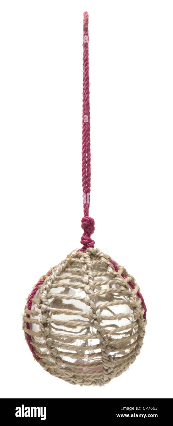 Vetro boa di pesca utilizzata per mantenere le reti da pesca flottanti. Questo è un vecchio vetro antico. Isolato su sfondo bianco. Foto Stock