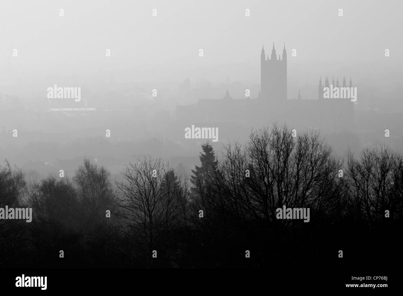 Luoghi - la Cattedrale di Canterbury nella nebbia, Canterbury, nel Kent, England, Regno Unito Foto Stock
