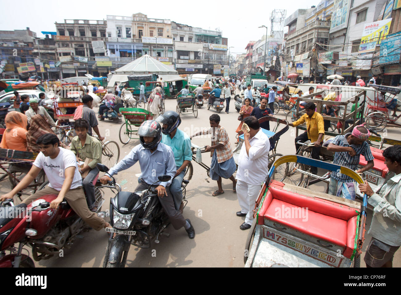 Vita quotidiana scena di strada nella Vecchia Delhi, India Foto Stock