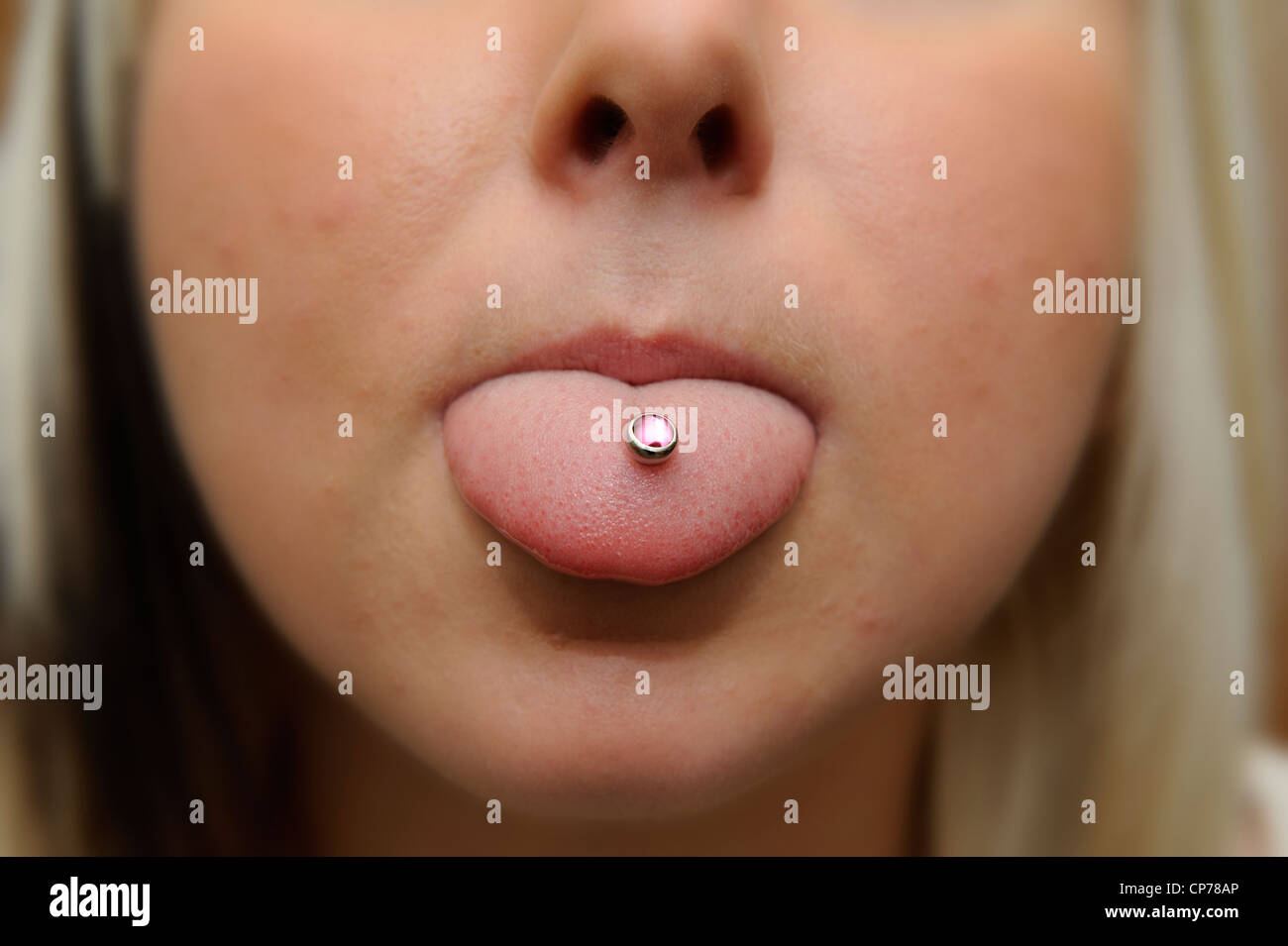 Donna di 22 anni con una linguetta barra attraverso la propria lingua Foto Stock