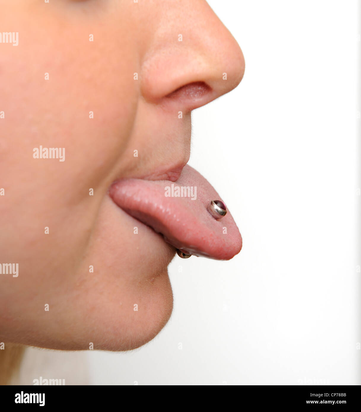 Donna di 22 anni con una linguetta barra attraverso la propria lingua Foto Stock