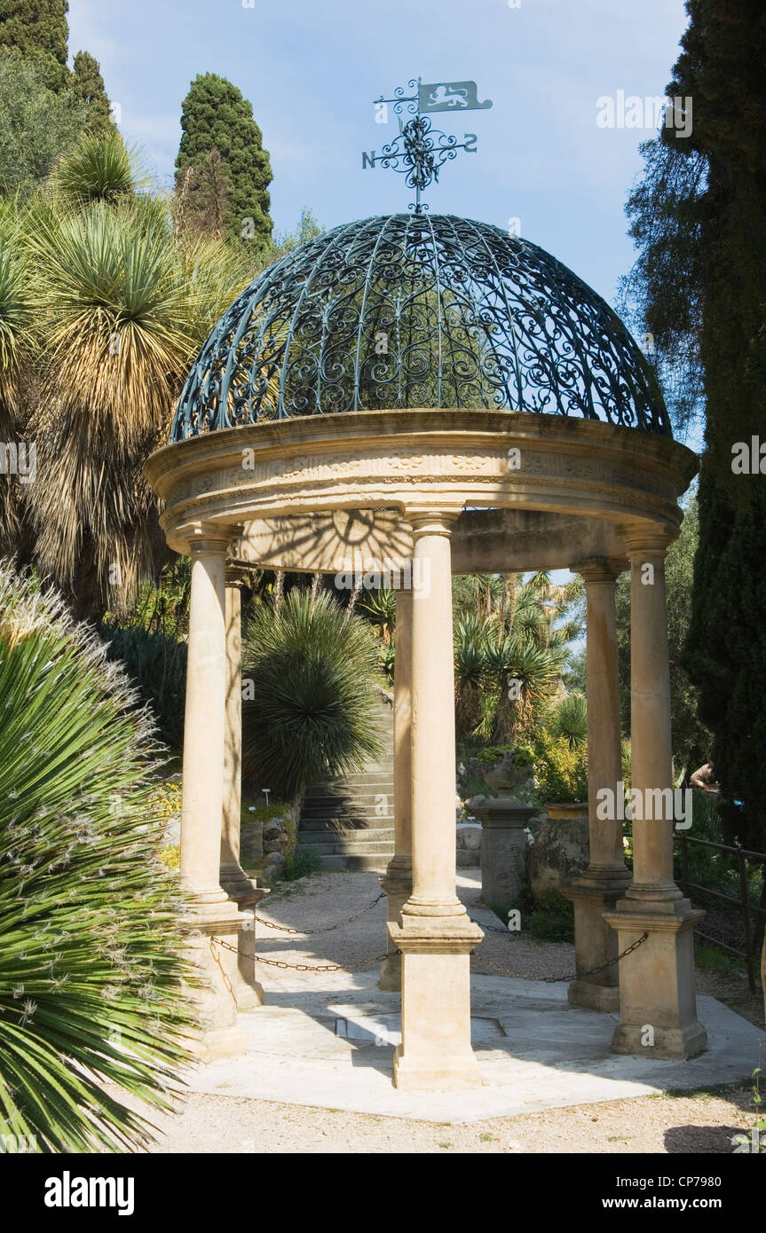 Piccolo padiglione aperto in Hanbury Giardini Botanici, vicino a Ventimiglia, Liguria, Italia. Foto Stock