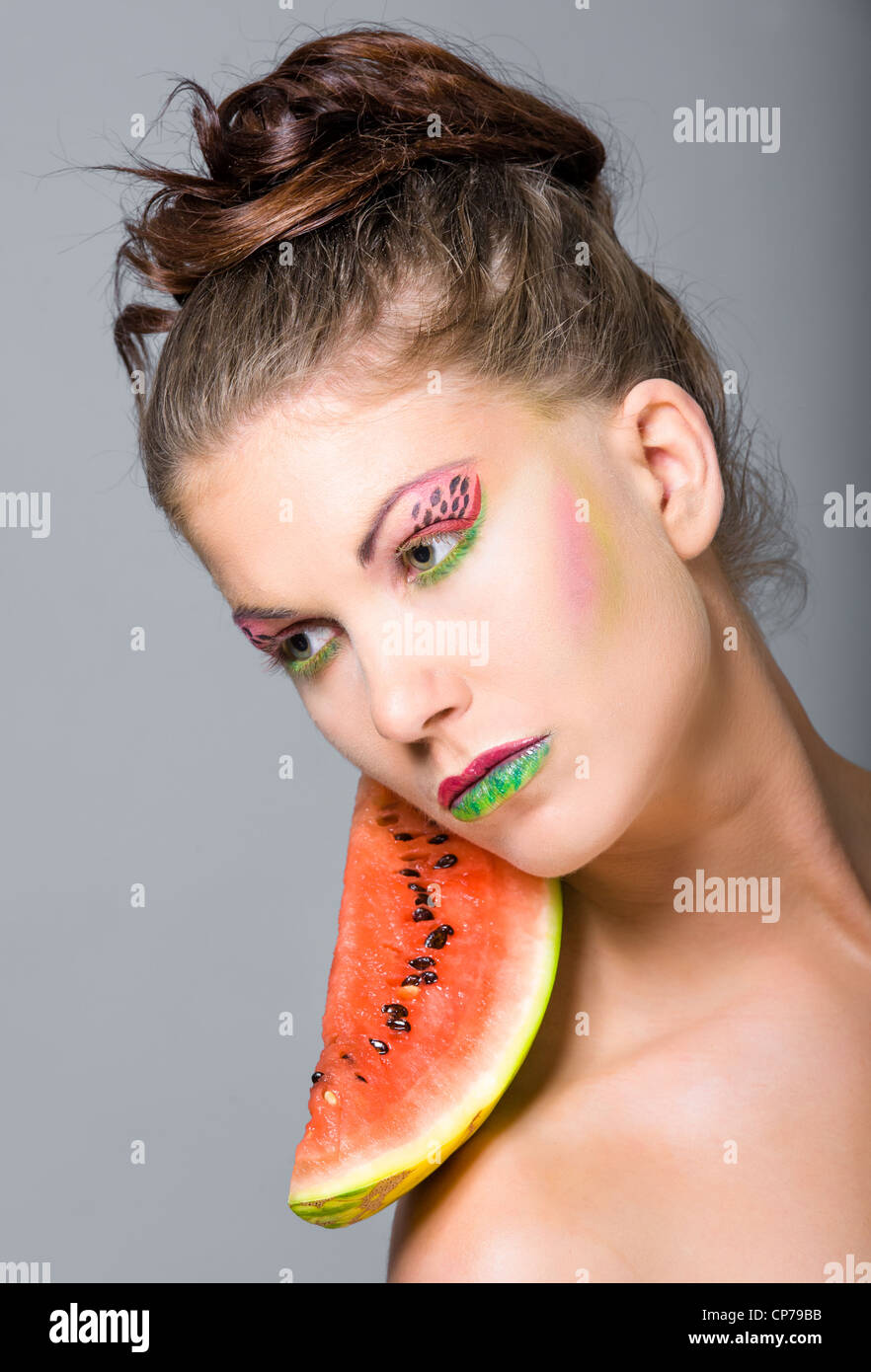 Un trucco creativo con acqua il melone Foto Stock