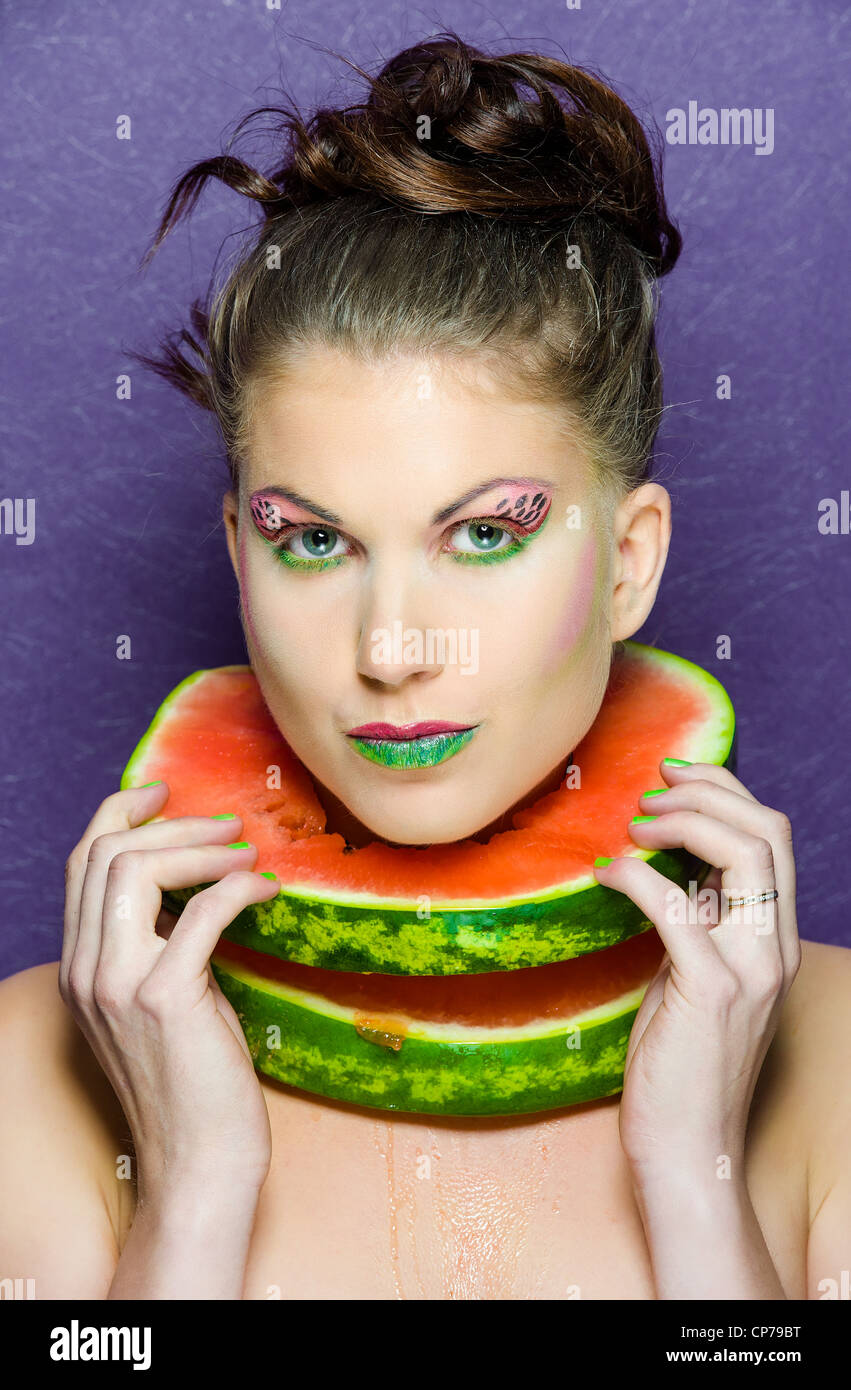 Un trucco creativo con acqua il melone Foto Stock