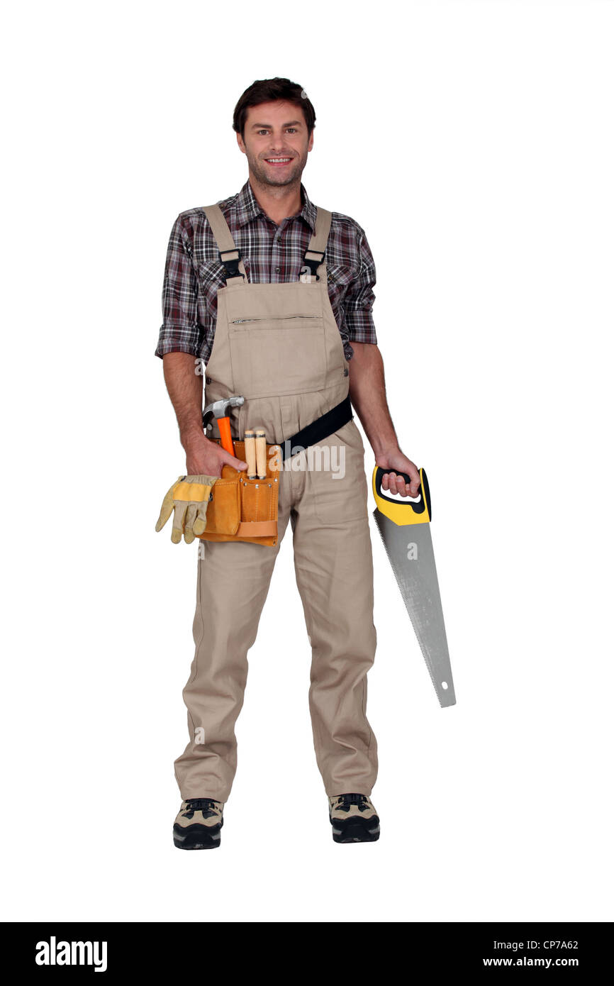 Builder sorridente con sega. Foto Stock