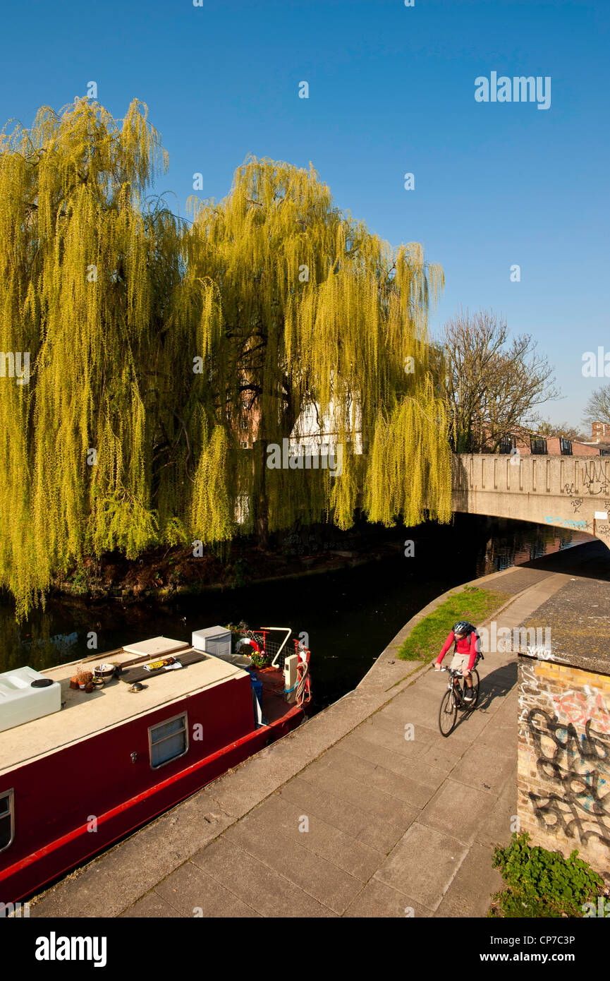 Ponte sul Regent's Canal, Hackney, Londra, Regno Unito Foto Stock