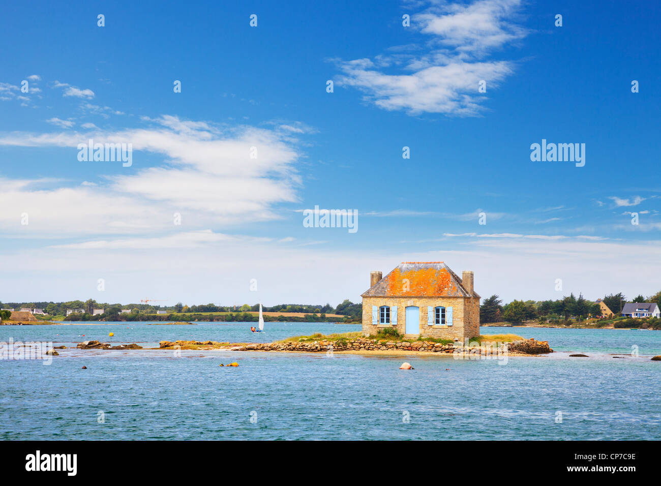 Una piccola isola con un cottage su di essa nel fiume Etel, Ile de Saint-Cado, Brittany, Francia. Foto Stock
