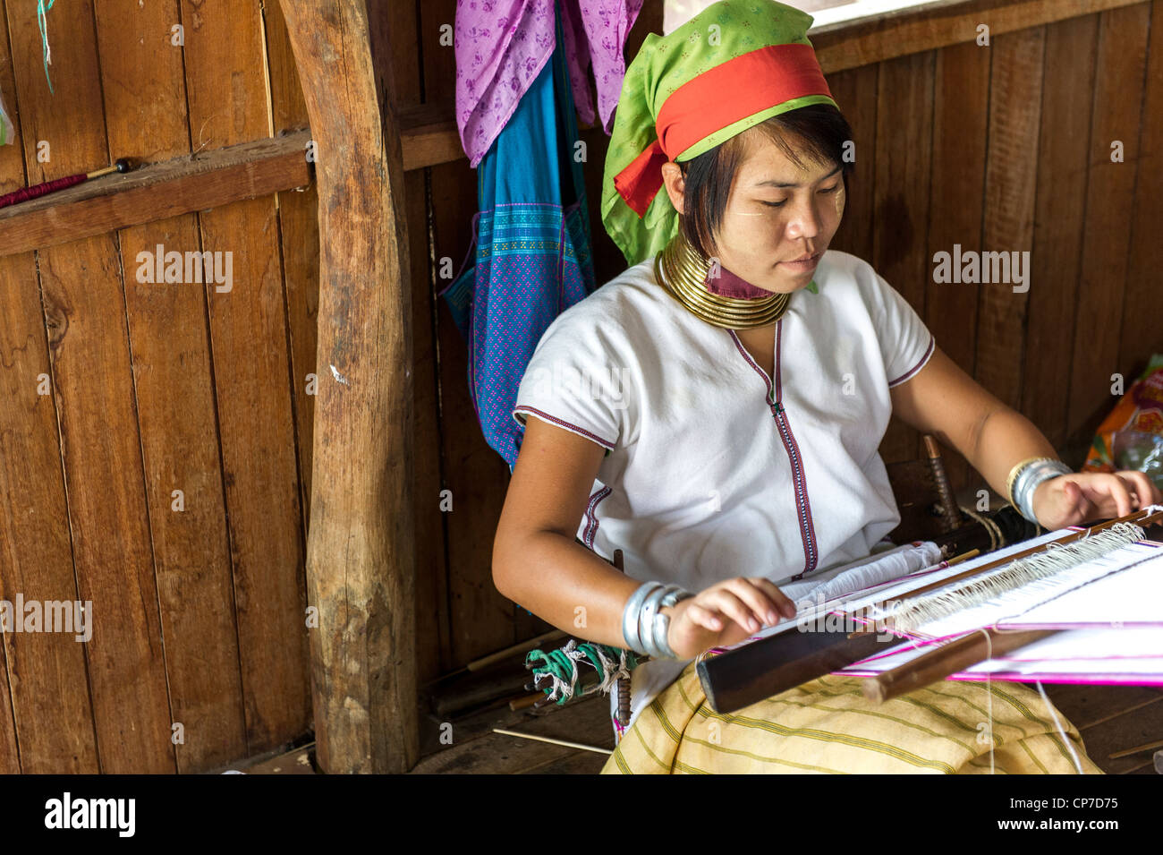 Karen donna a collo lungo tessitura stoffa, Inle Lago Myanmar Foto Stock
