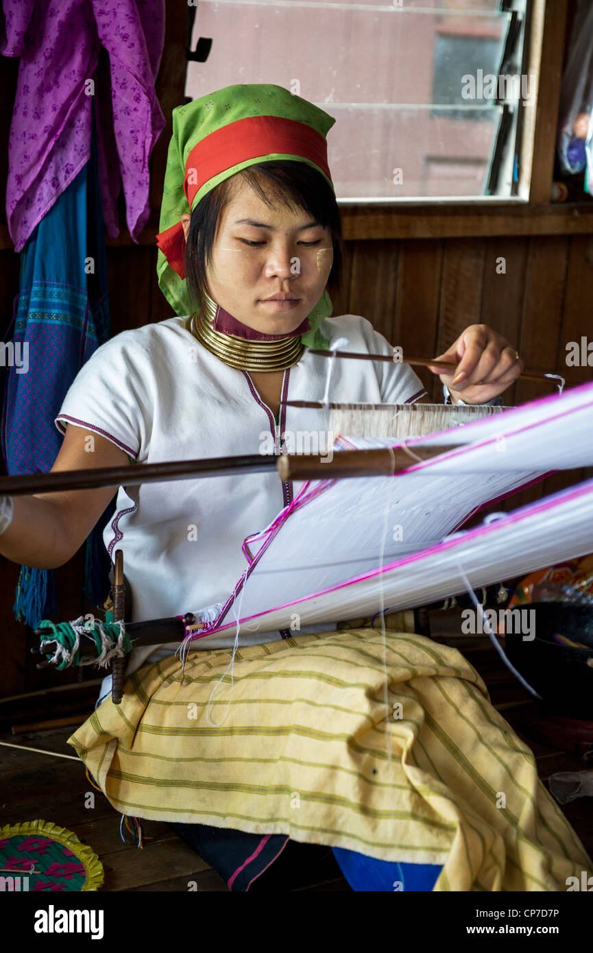 Lungo collo Karen donna tessitura stoffa, Inle Lago Myanmar Birmania Foto Stock