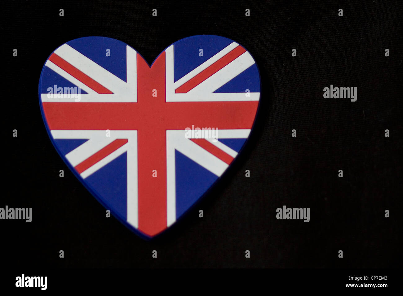 A forma di cuore ad Unione Jack su sfondo nero Foto Stock