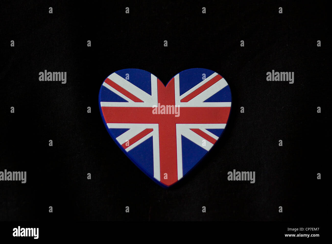 A forma di cuore ad Unione Jack su sfondo nero Foto Stock