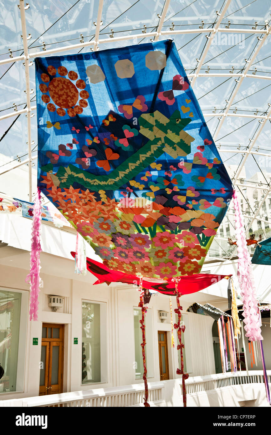 Elegante fantasia colorati craft kite aquiloni display visualizzati sotto il tetto di vetro nel cortile del Museo de Arte Popolare Città Del Messico Foto Stock