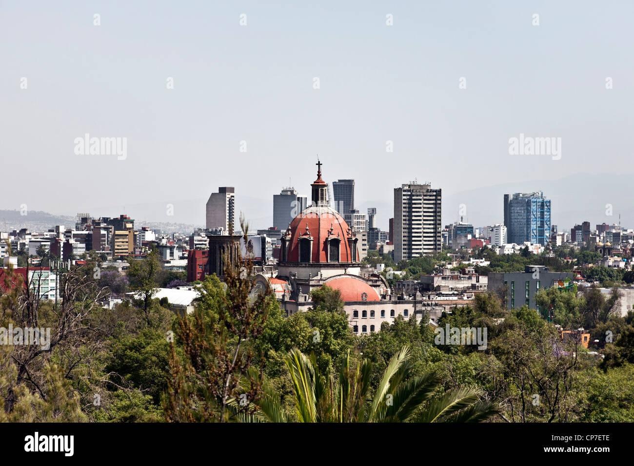 Vista di Città del Messico skyline sul giorno di primavera guardando a sud di Chapultepec collina sopra le cime degli alberi del parco di Chapultepec Città Del Messico Foto Stock