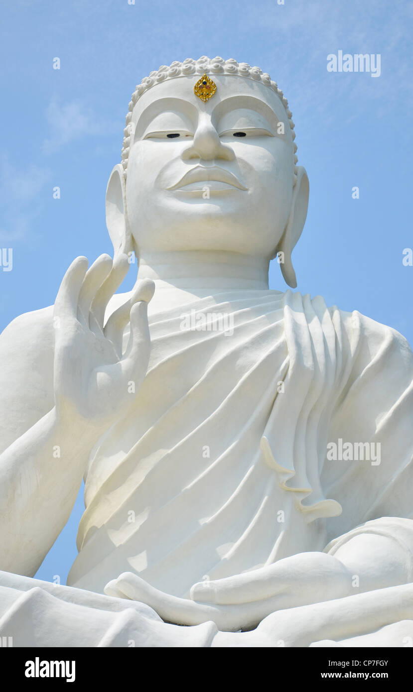 Bianco immagine del Buddha con cielo blu , a nord-est della Thailandia Foto Stock